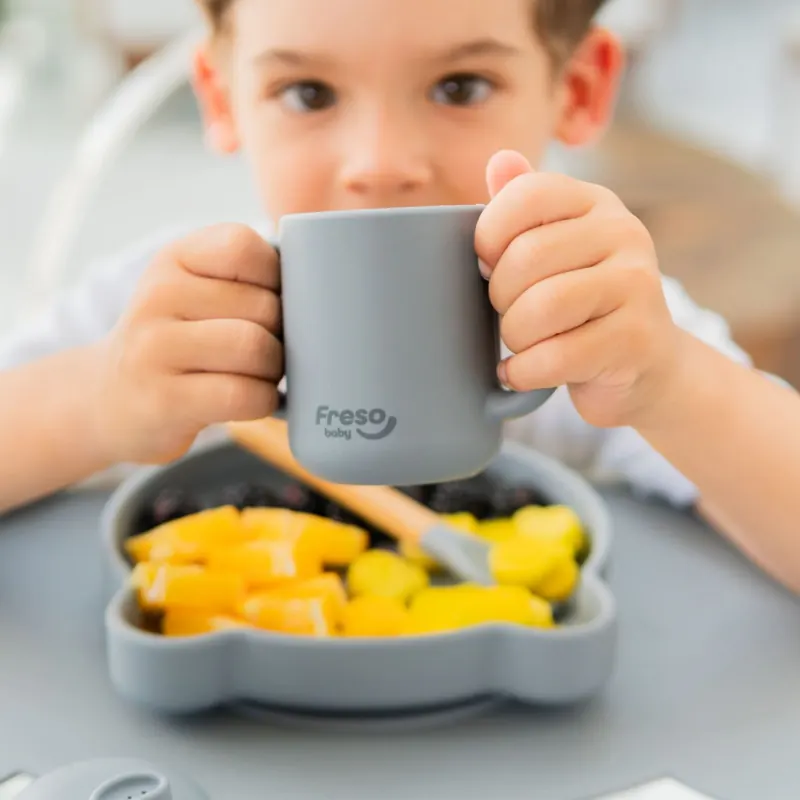 Bebê usando o copo Freso cinza