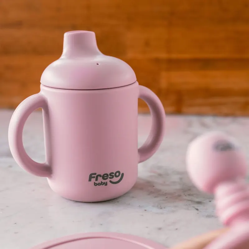 Criança com o copo Freso rosa
