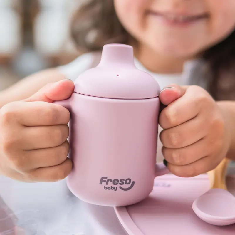 Criança na cadeirinha com o copo Freso